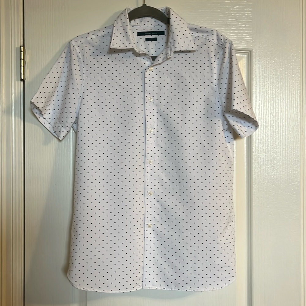 Men’s Perry Ellis button down white short sleeve shirt..Small